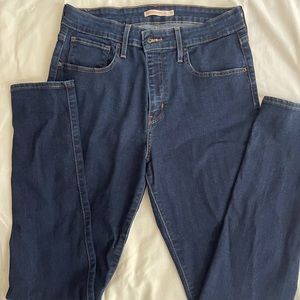 Levi’s dark wash high rise skinny jeans. Size:31